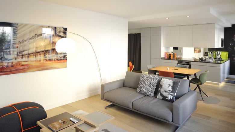 Un architecte d'intérieur réalise un projet de cuisine ouverte à Bordeaux