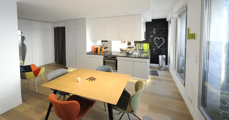 Un architecte d'intérieur aménage une cuisine ouverte sur mesure à Bordeaux