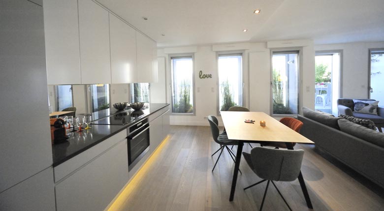 Cusine ouverte dans un appartement réalisé par un architecte d'intérieur à Bordeaux
