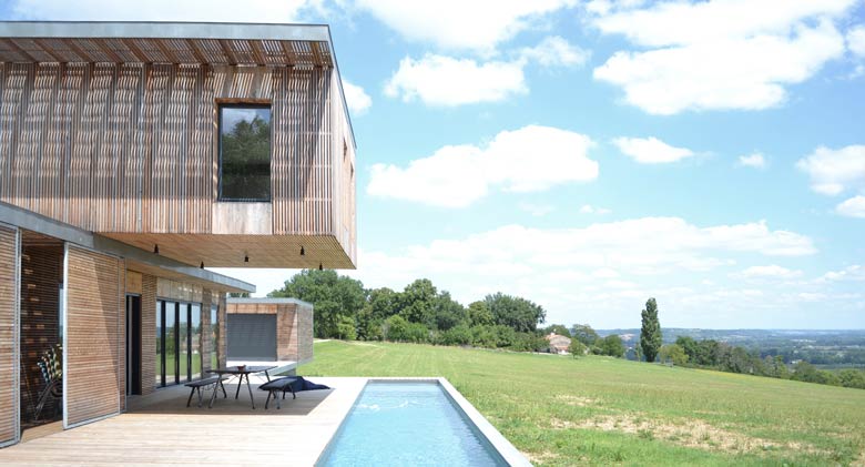 Maison d'architecte avec piscine réalisée avec du bois et du béton à Bordeaux