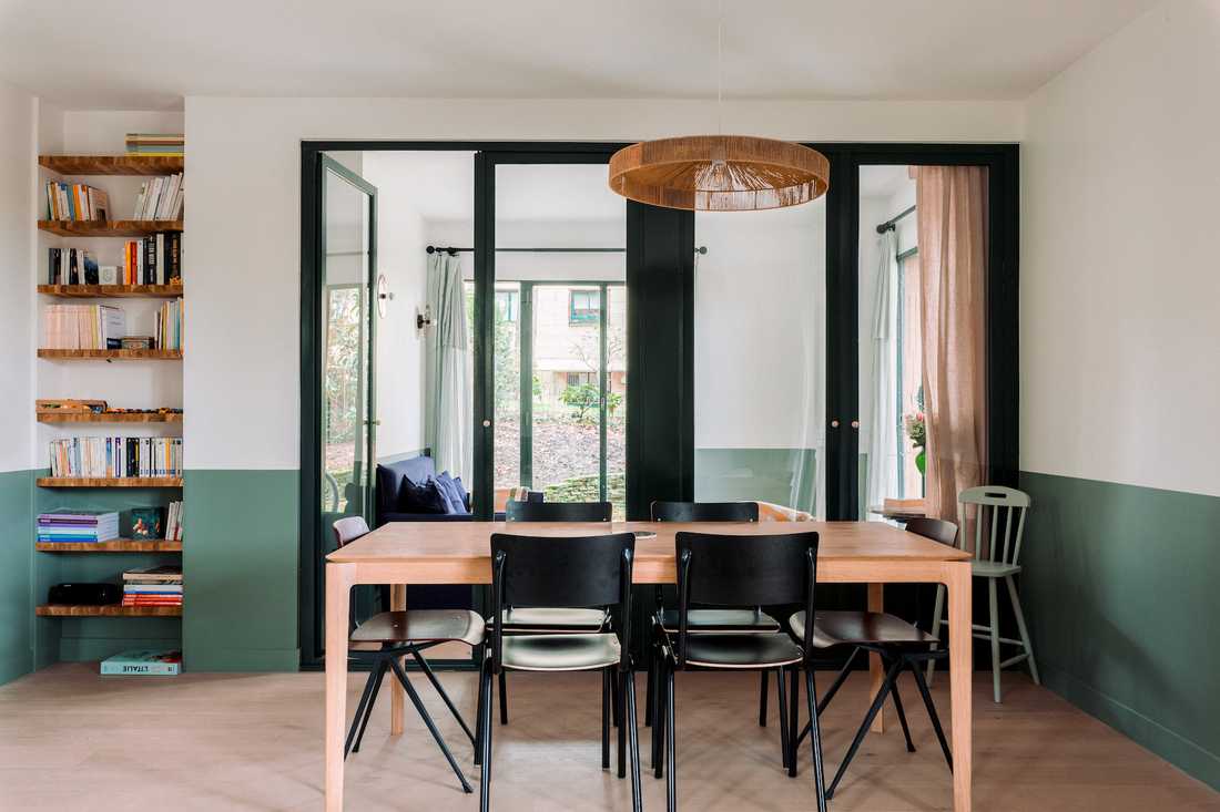 Rénovation appartement - effet maison - le salon avec table à manger