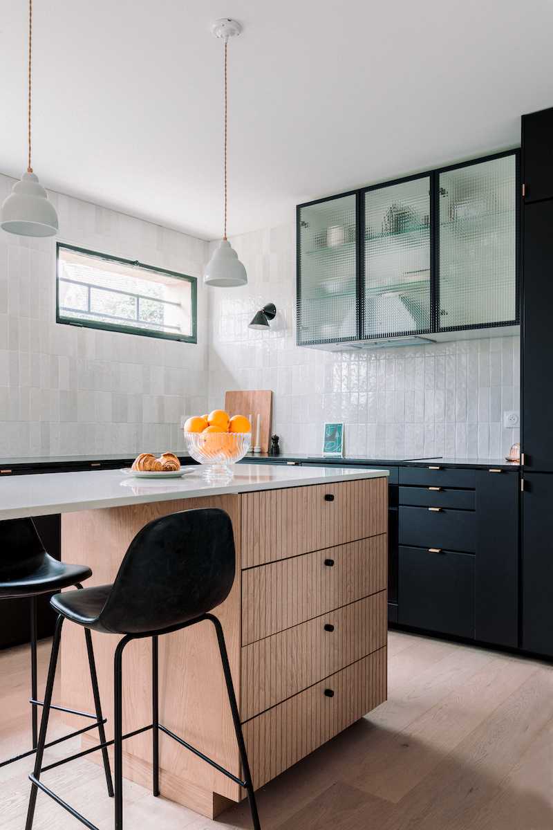 Rénovation appartement - effet maison - cuisine avec table centrale