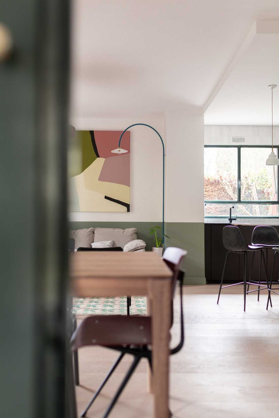 Rénovation appartement - effet maison - le salon avec lampe de Valérie Objects