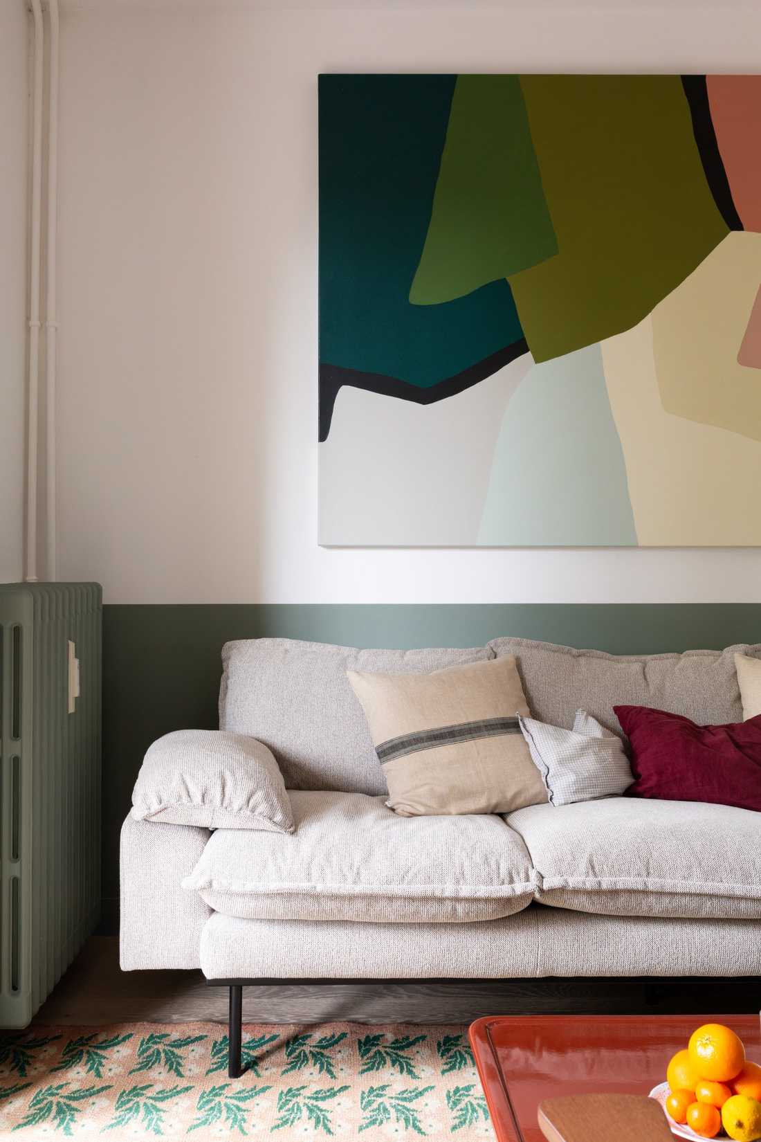 Rénovation appartement - effet maison - canapé HK Living dans le salon avec tableau de Julie Lansom