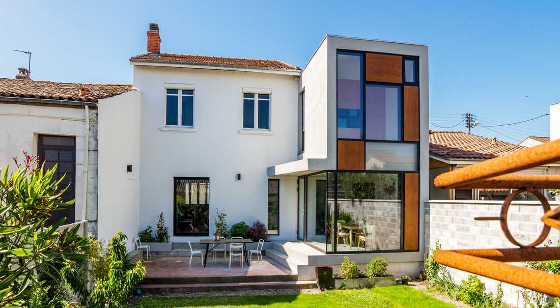 Contemporary town house extensionin Bordeaux