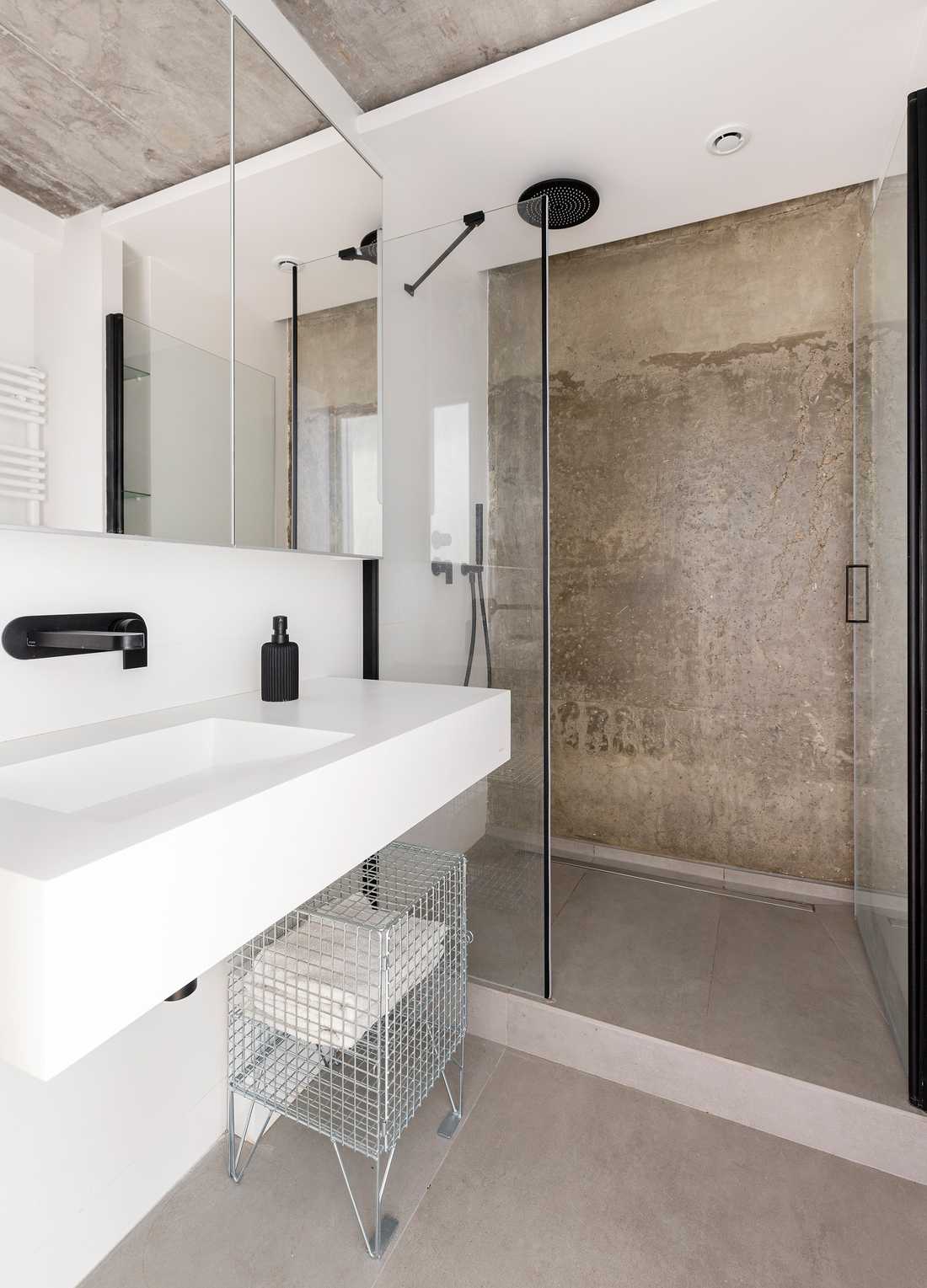 Bathroom designed by an architect in a new apartment in Bordeaux