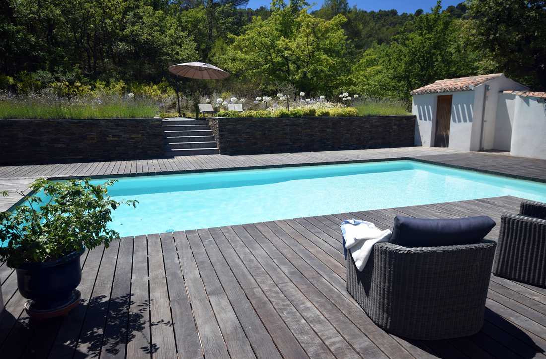 Terrasse en bois avec piscine
