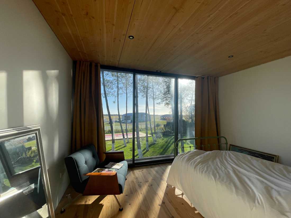 Chambre à l'étage d'une maison contemporaine en ossature bois