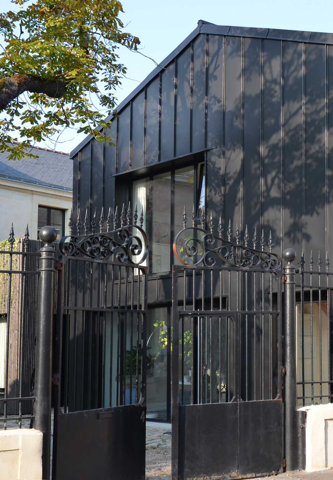 Extension contemporaine d'une maison ancienne conçue par un architecte en Gironde