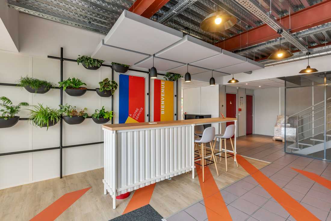 Aménagement d'une banque d'accueil par un architecte d'intérieur