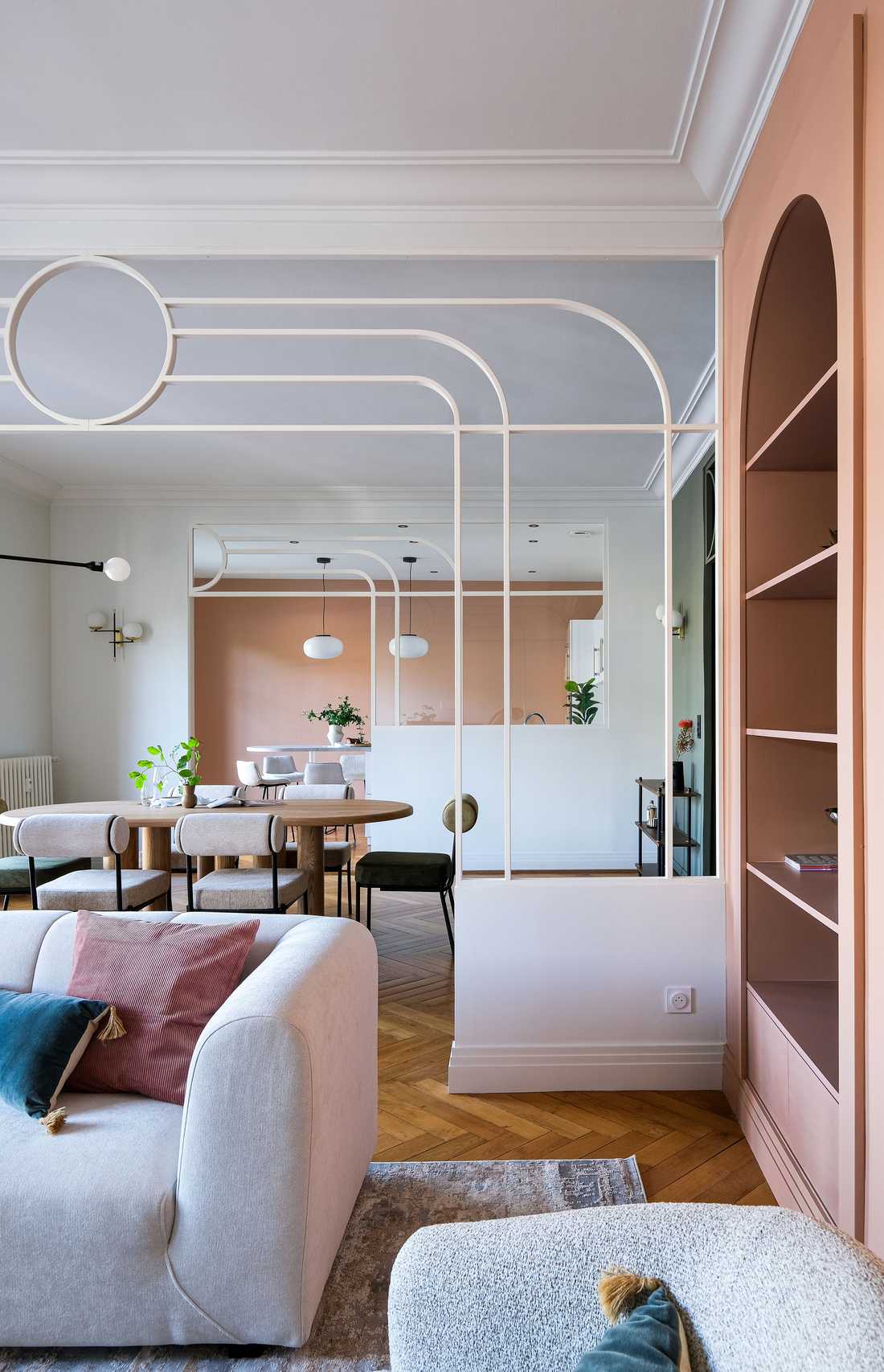 Un architecte d'intérieur à Bordeaux aménage la pièce de vie d'un appartement ancien