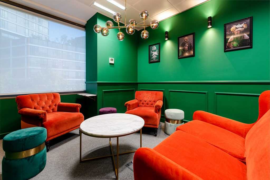 Salle de réunion d'une startup aménagée par un architecte d'intérieur