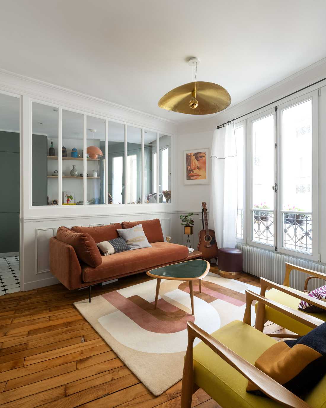 Relooking d'intérieur d'un salon avec verrière dans un appartement à Bordeaux