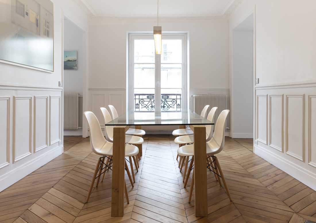 Salle à manger d'un appartement haussmannien rénové en Nouvelle-Aquitaine