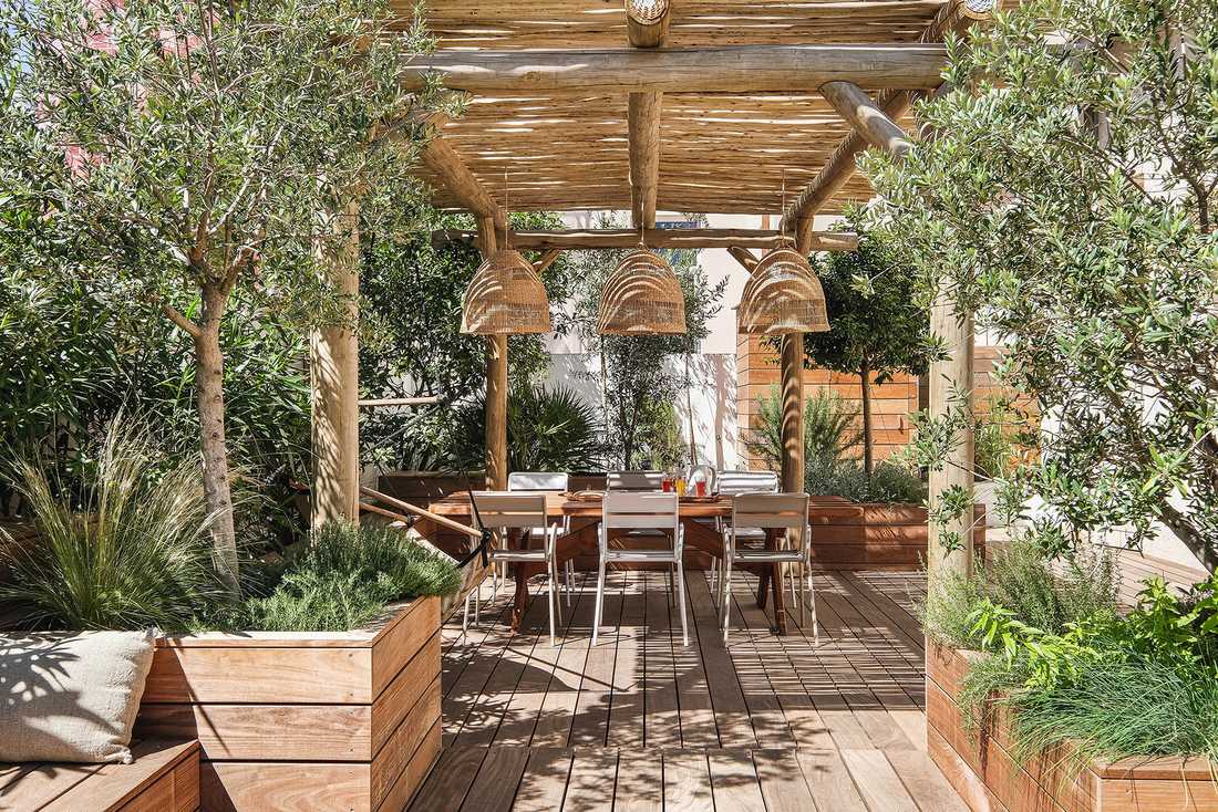 Aménagement d'une terrasse en bois par un jardinier paysagiste à Bordeaux