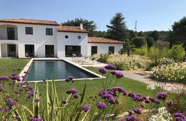 Jardin méditerranéen à la végétation provençale aménagé par un jardinier paysagiste à Bordeaux.