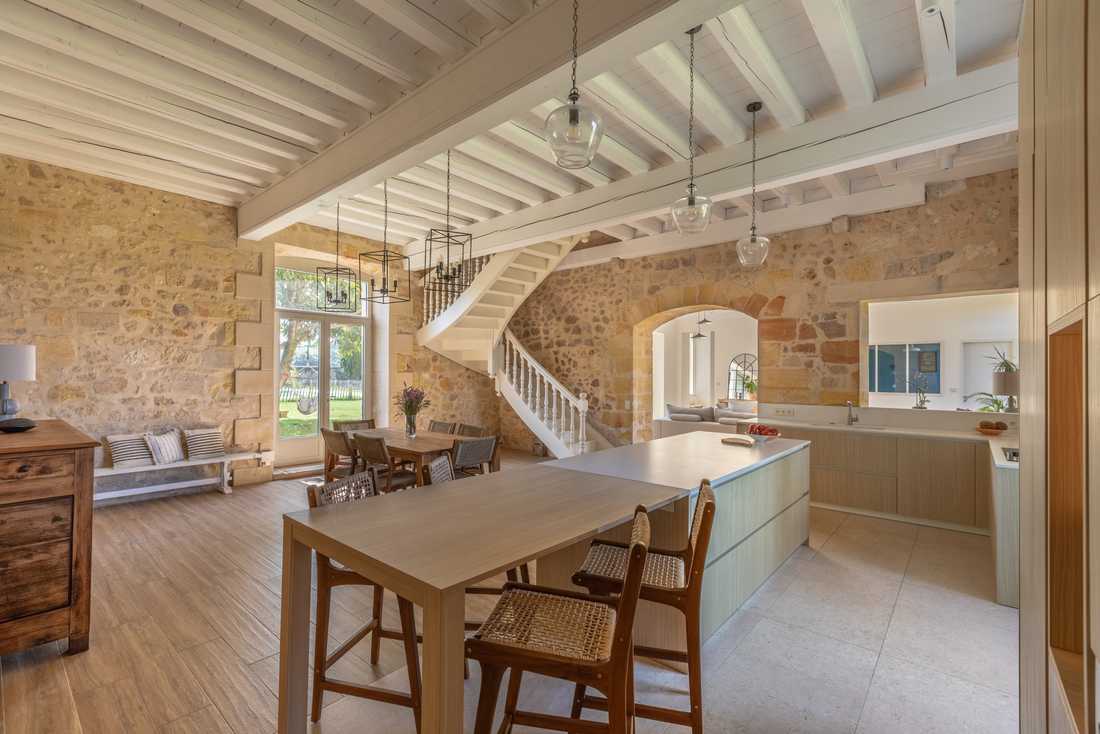 Salle à manger du château aménagée par un architecte d'intérieur à Bordeaux