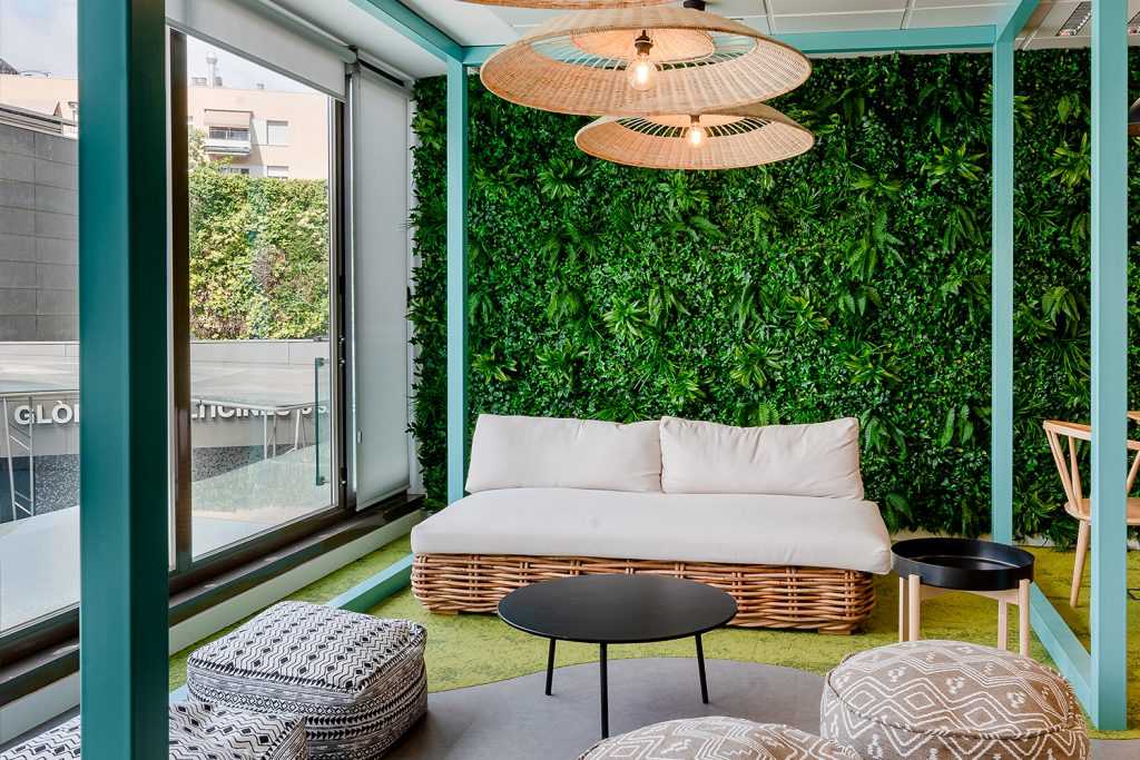 Espace salon avec mur végétalisé dans les locaux d'une entreprise