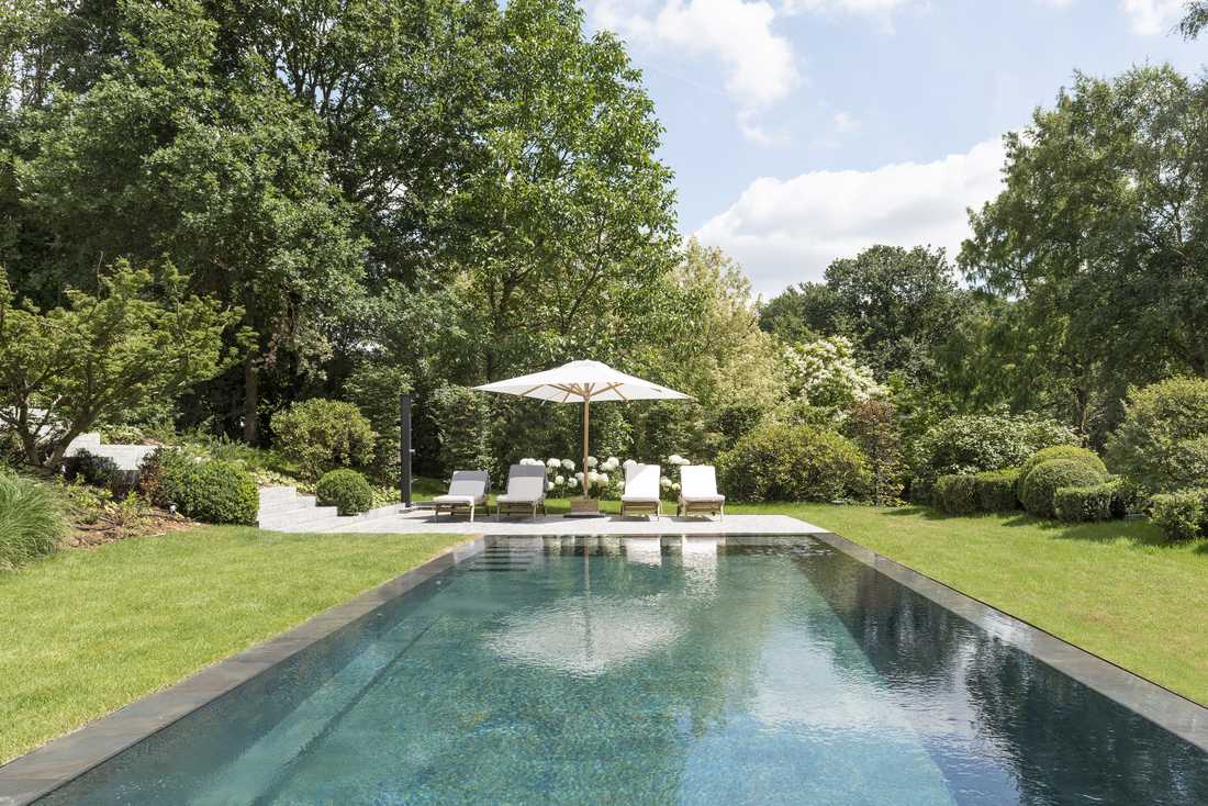 Piscine d'un jardin à débordement concu par un paysagiste à Bordeaux