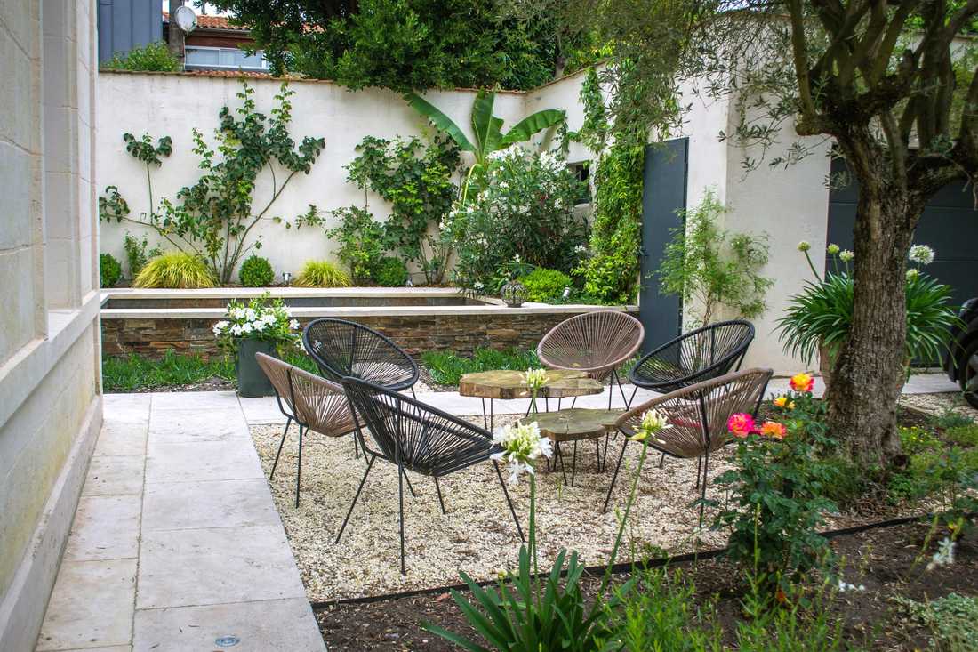 Coin repas dans le jardin de ville