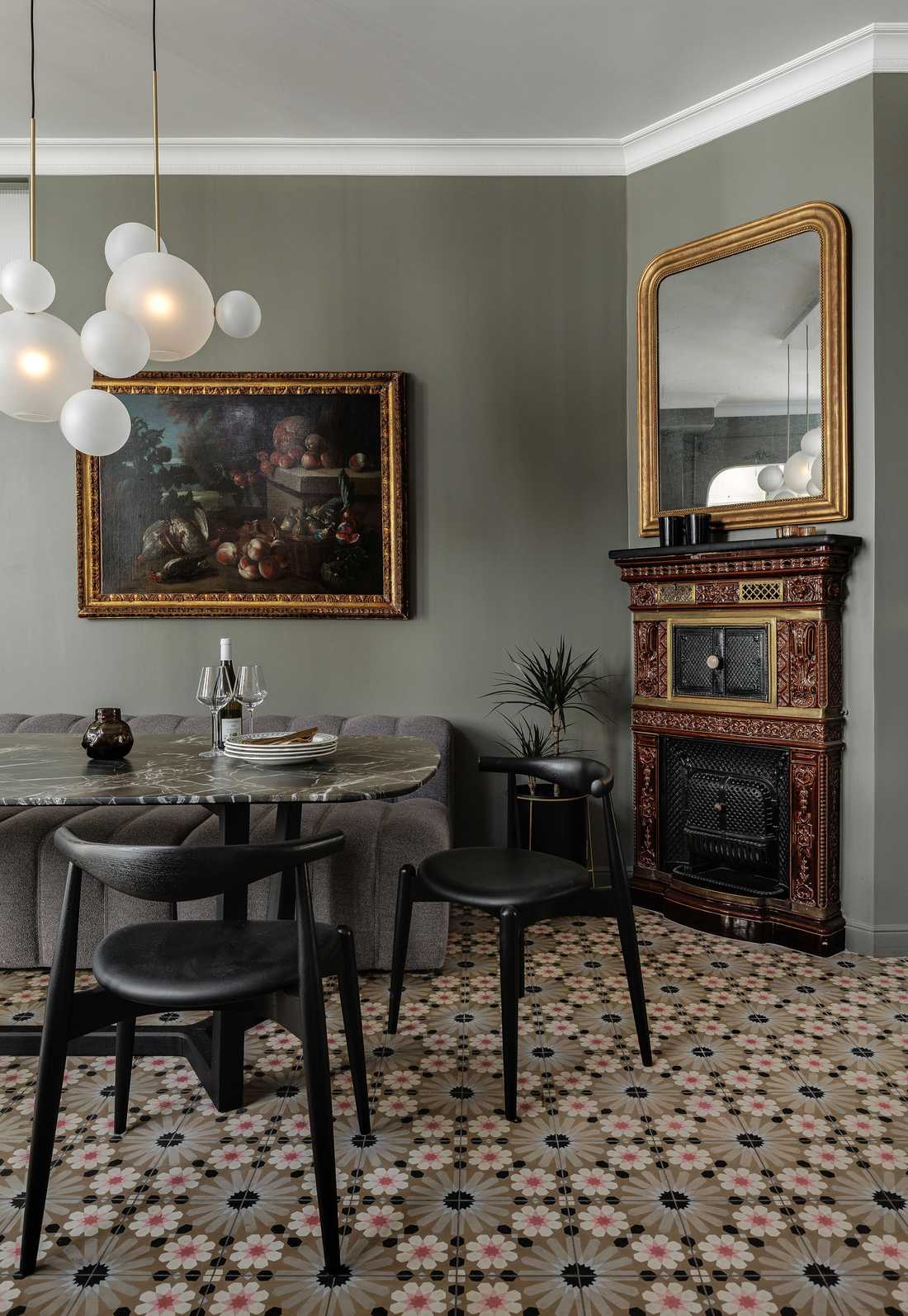 Salle a manger avec cheminée ancienne rénovée par un architecte d'intérieur en Gironde