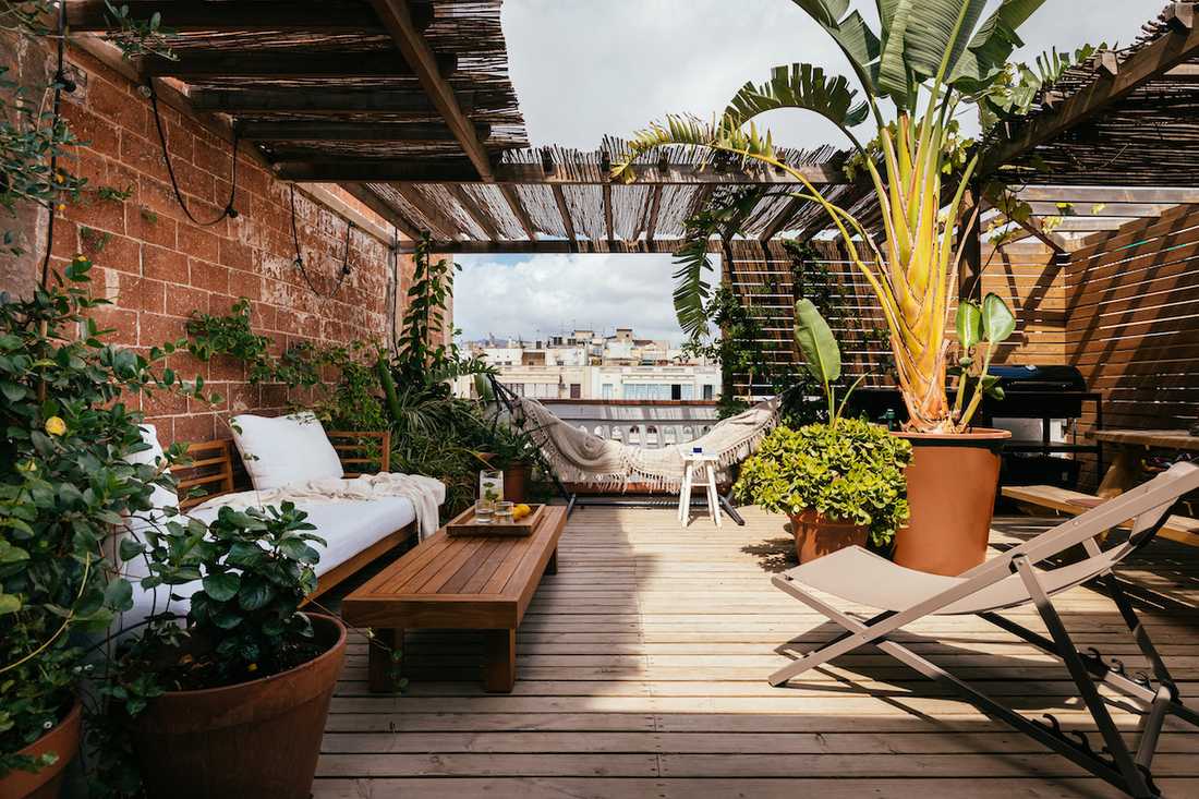 Aménagement d'un toit-terrasse en bois - coin terrasse ombragée