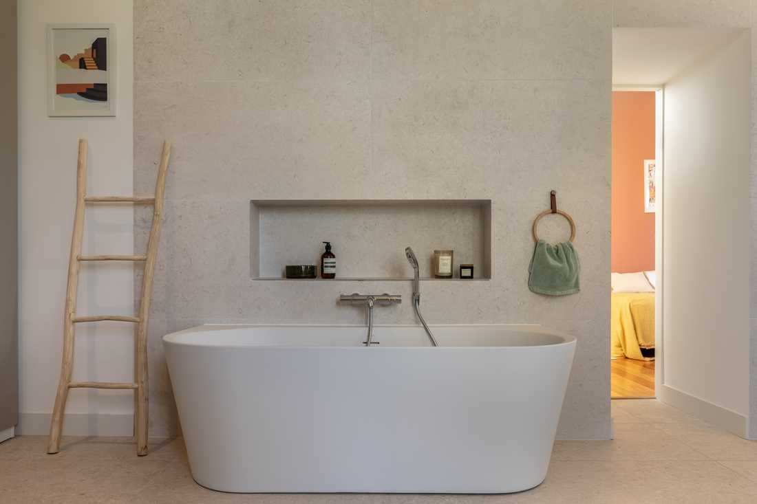 Salle de bain aménagée par un architecte d'intérieur dans un château bordelais
