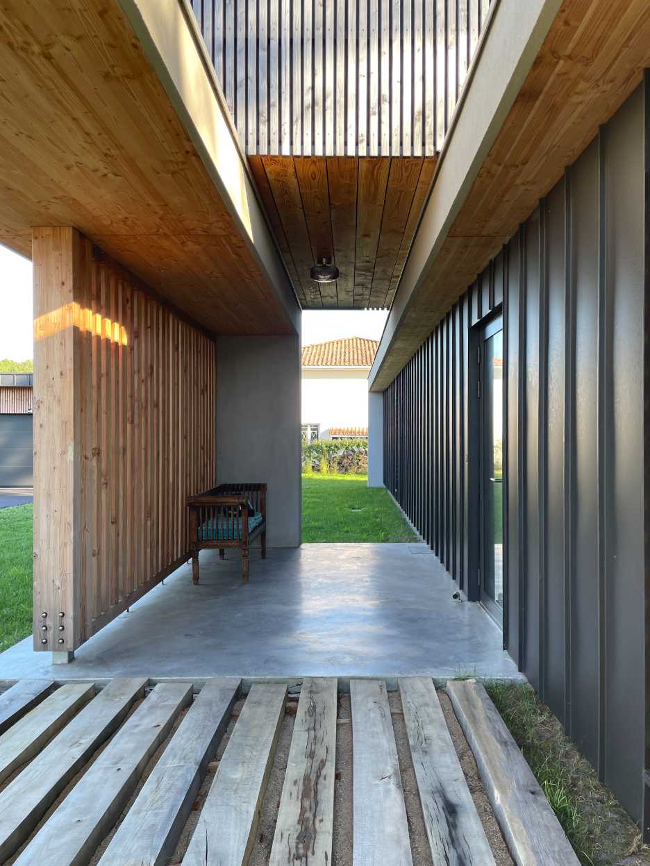 Entrée de la maison contemporaine ossature bois