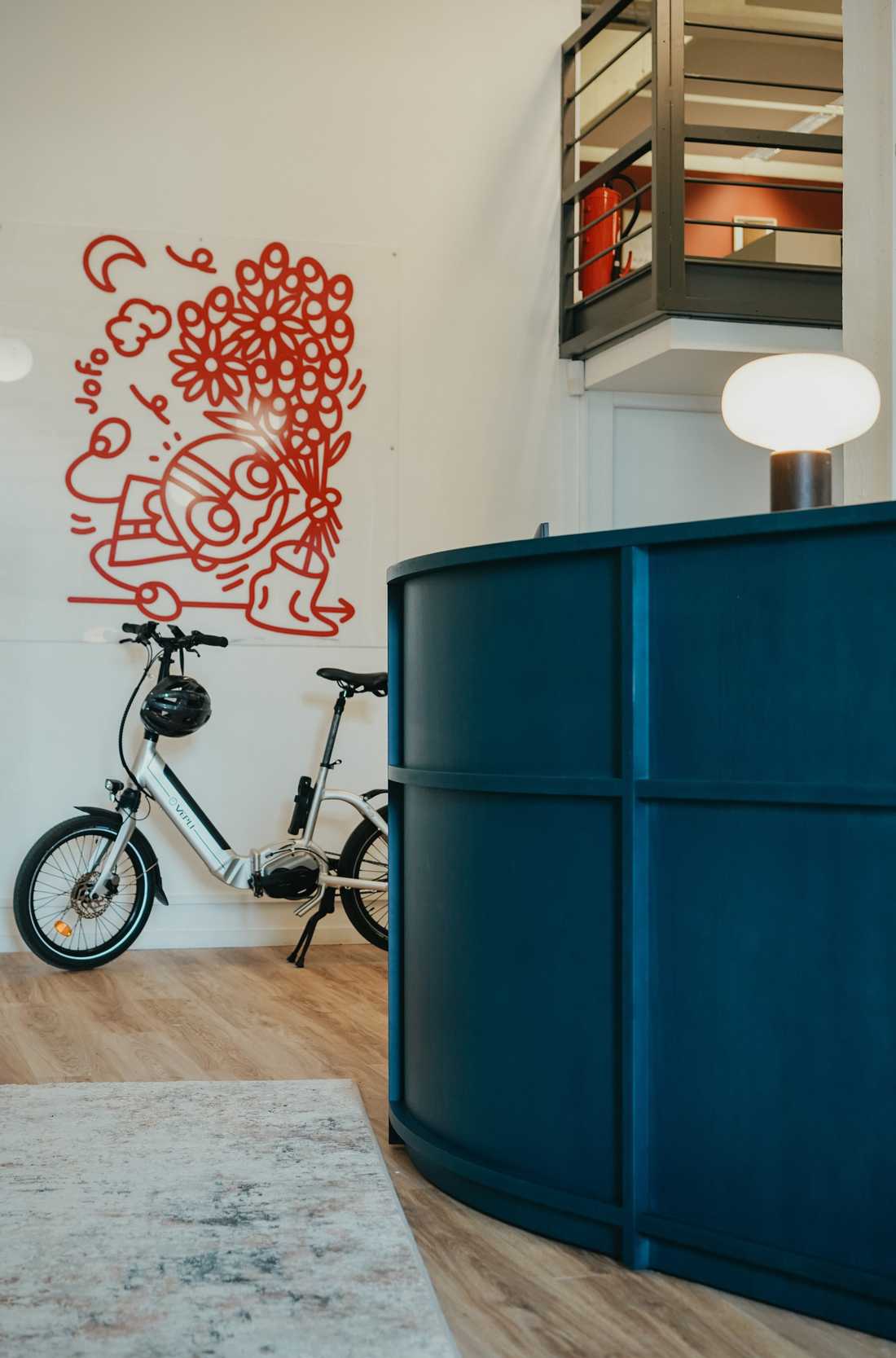 Mobilier sur mesure conçu par un architecte pour les bureaux d'une entreprise