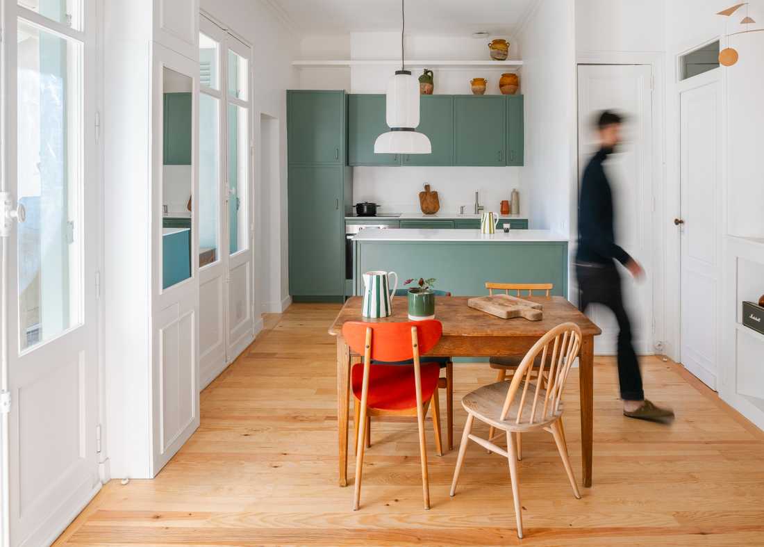 Salle-à-manger avec parquet en pin massif neuf