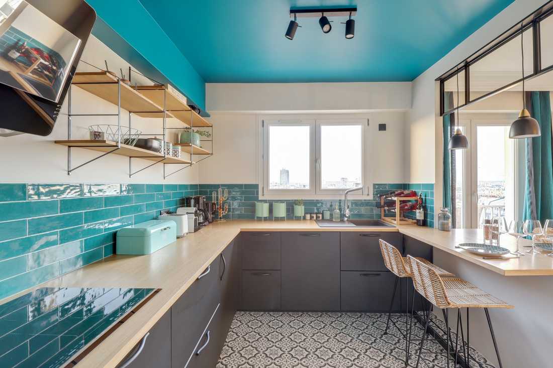 Plan de travail de la cuisine d'un appartement rénové par un architecte en Gironde