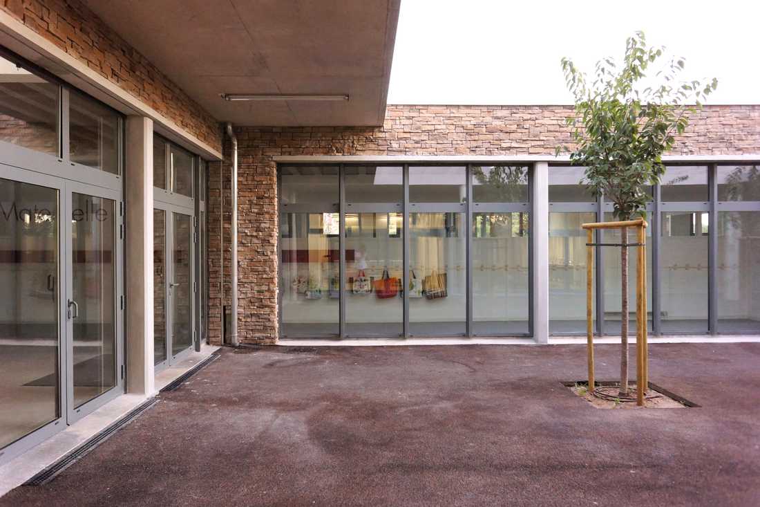 Cour intérieure de l'école conçu par un architecte en Gironde