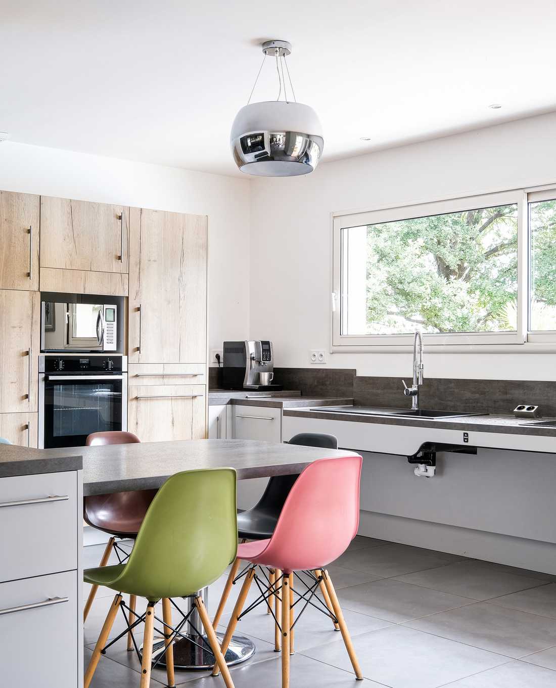 Un architecte d'intérieur in Bordeaux aménage une cuisine accessible aux personnes à mobilité réduite PMR)