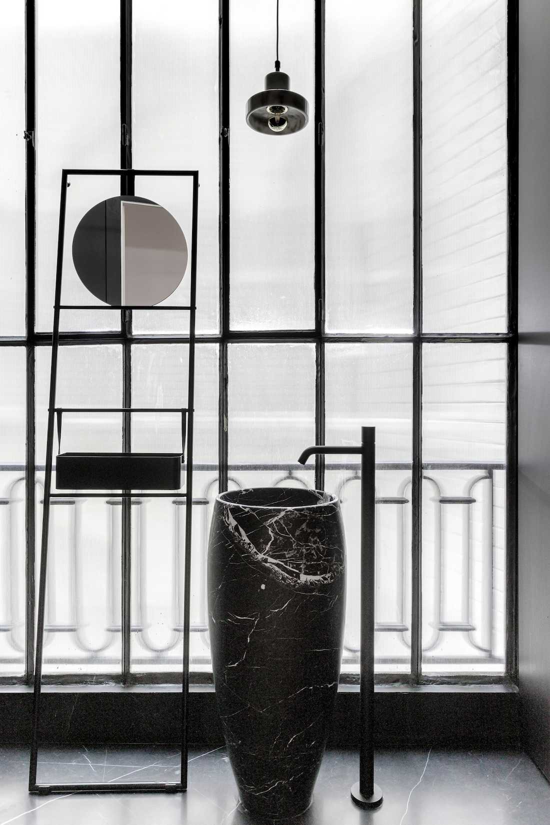 Rénovation complète appartement Art Déco - salle d'eau en marbre noir avec verrière
