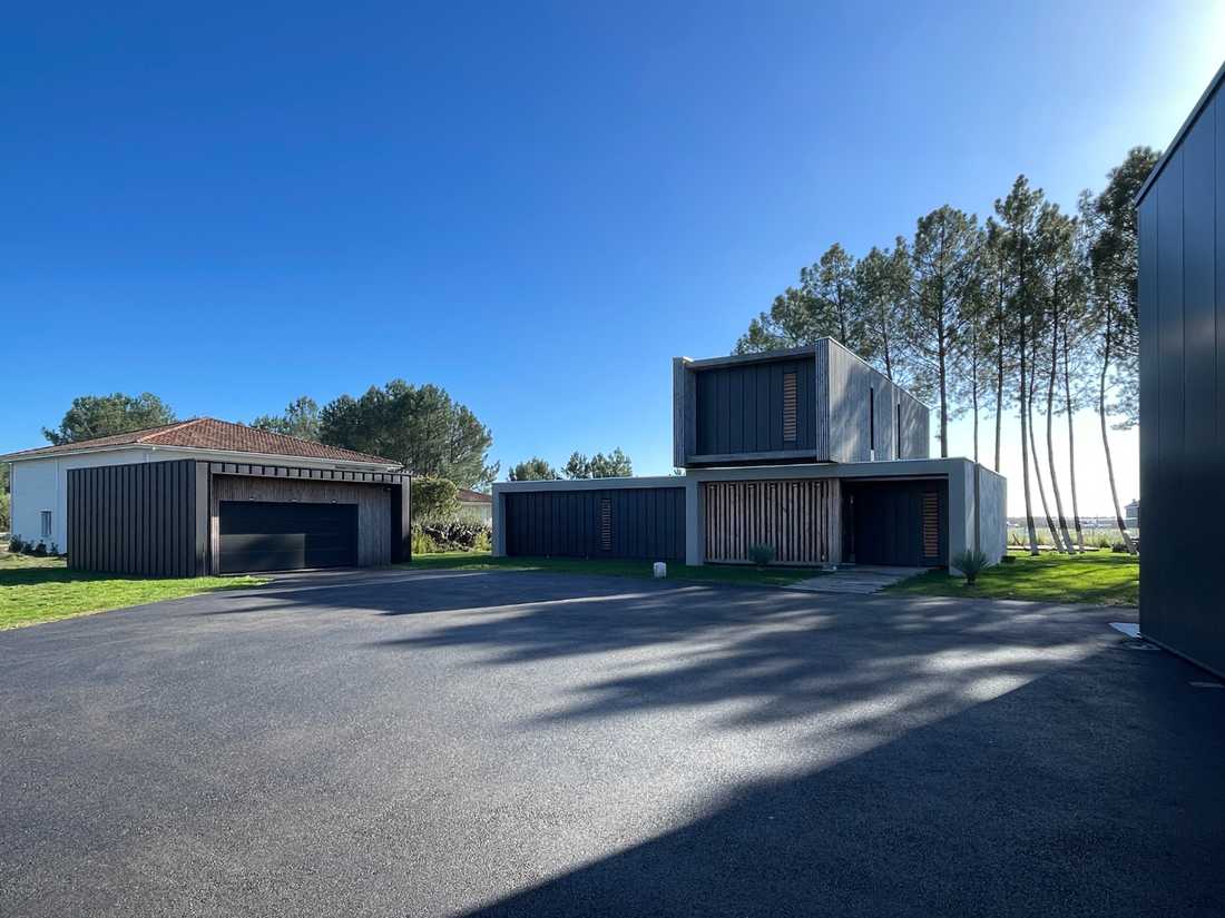 Maison contemporaine à ossature bois avec dépendance et hangar pour aéronefs