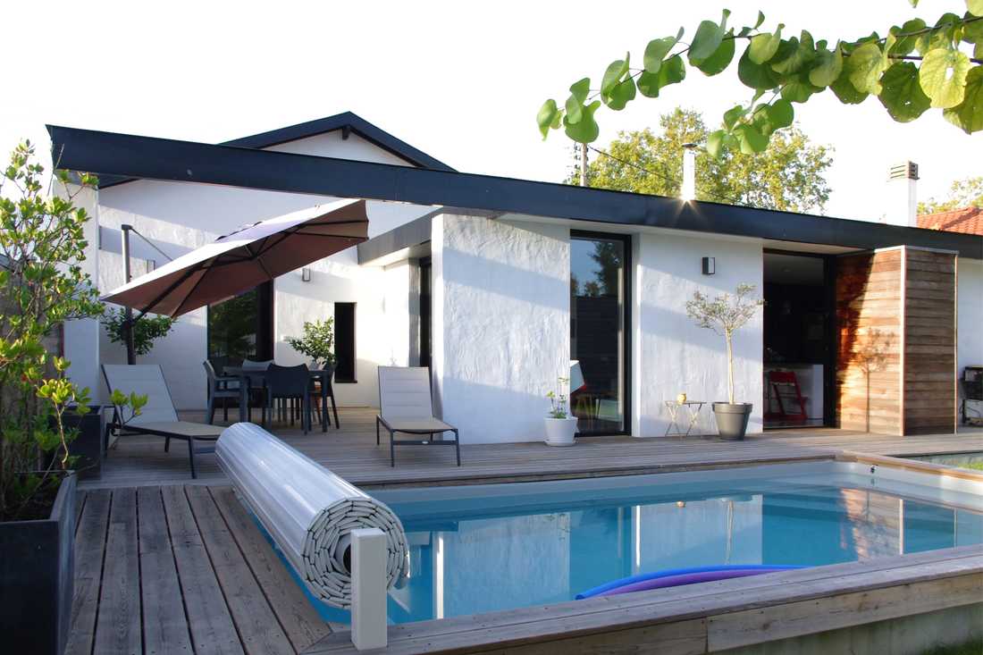 Aménagement d'une piscine par un architecte spécialiste des extensions de maison à Bordeaux