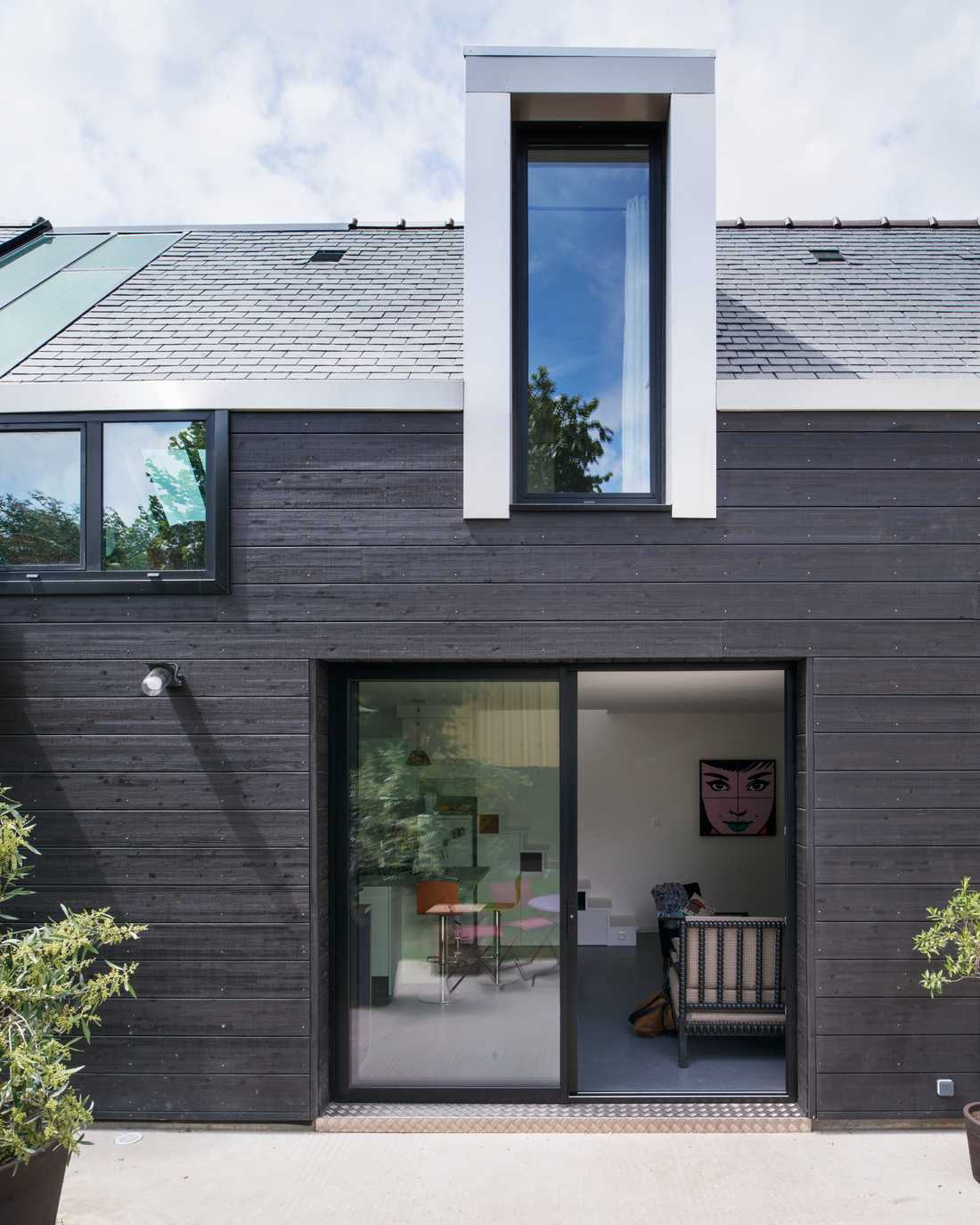 Extension with anthracite wood cladding designed by an architect in Gironde