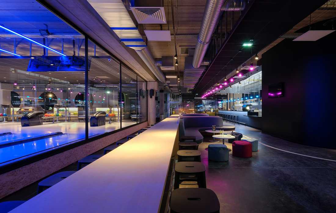 Restaurant - bar d'un bowling aménagé par un architecte en Gironde