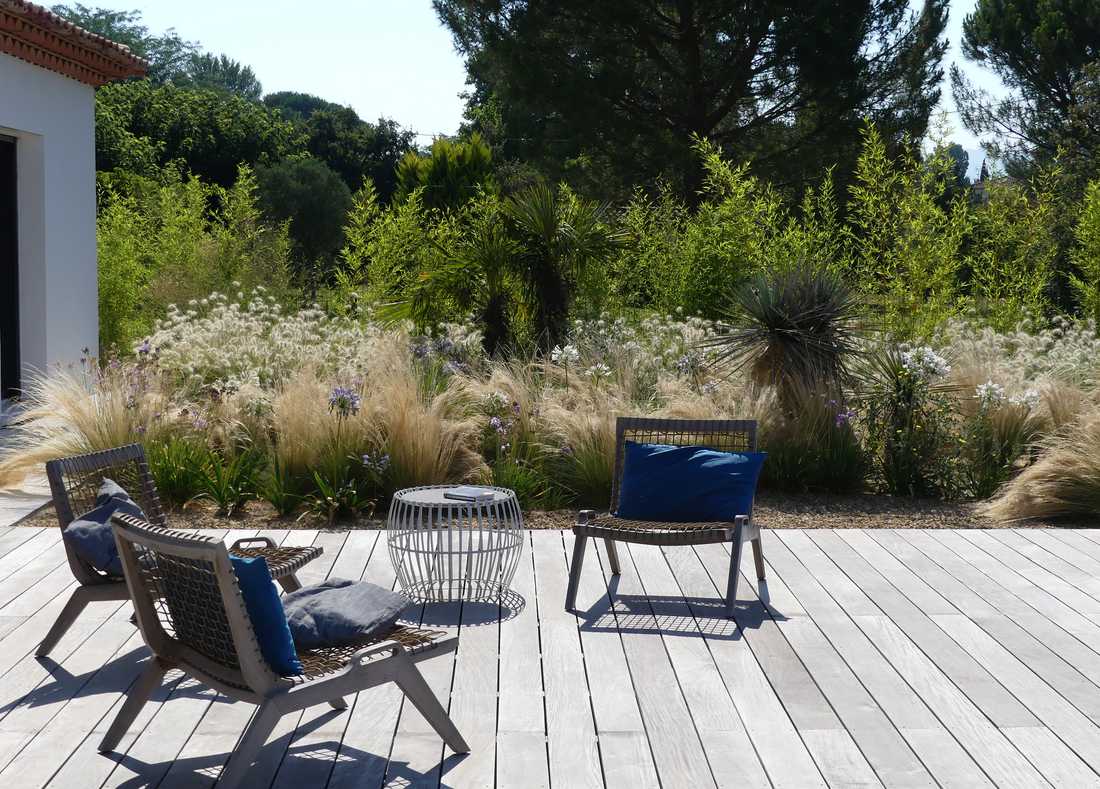 Terrasse aménagée par un jardinier paysagiste en Nouvelle-Aquitaine