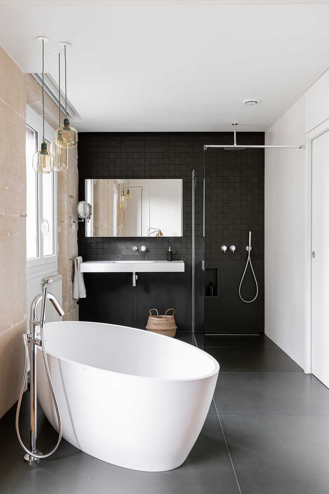 Bathroom with central bathtub designed by an interior designer in Bordeaux 