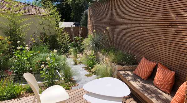 Micro-jardin urbain aux massifs naturalistes à Bordeaux