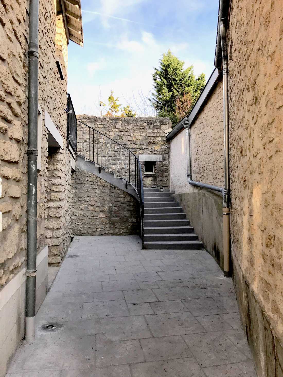 Escalier exterieur après les travaux de rénovation du corps de ferme