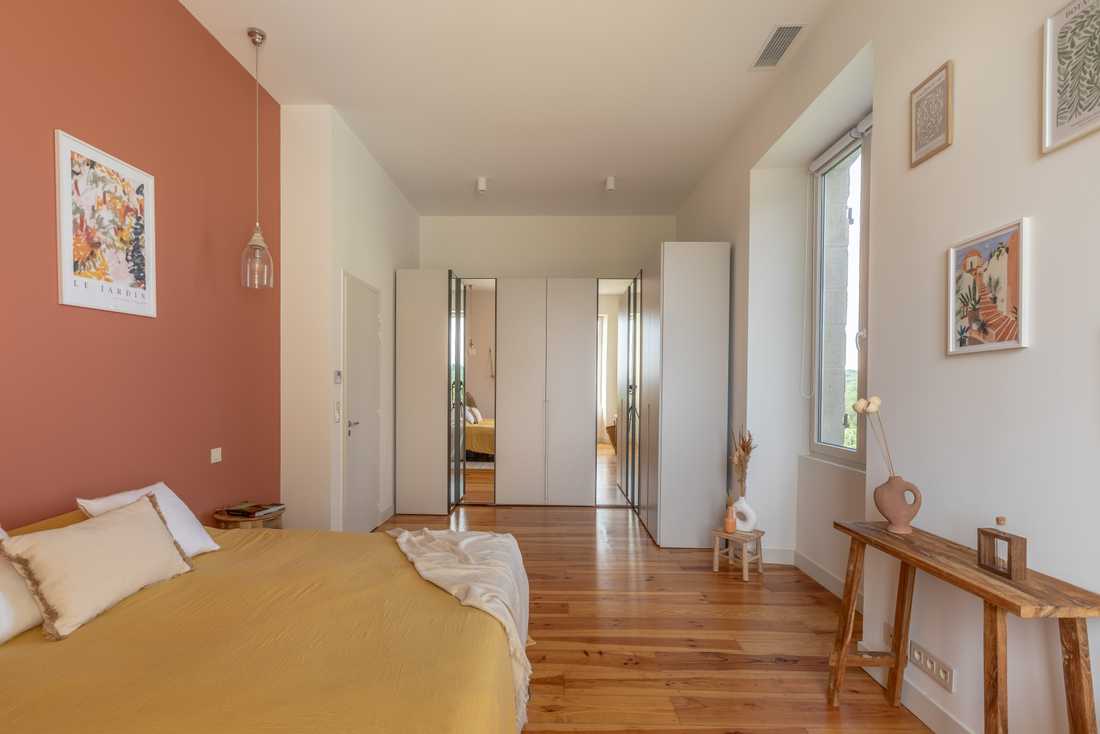 Chambre parentale dans un château rénové par un architecte d'intérieur en Gironde