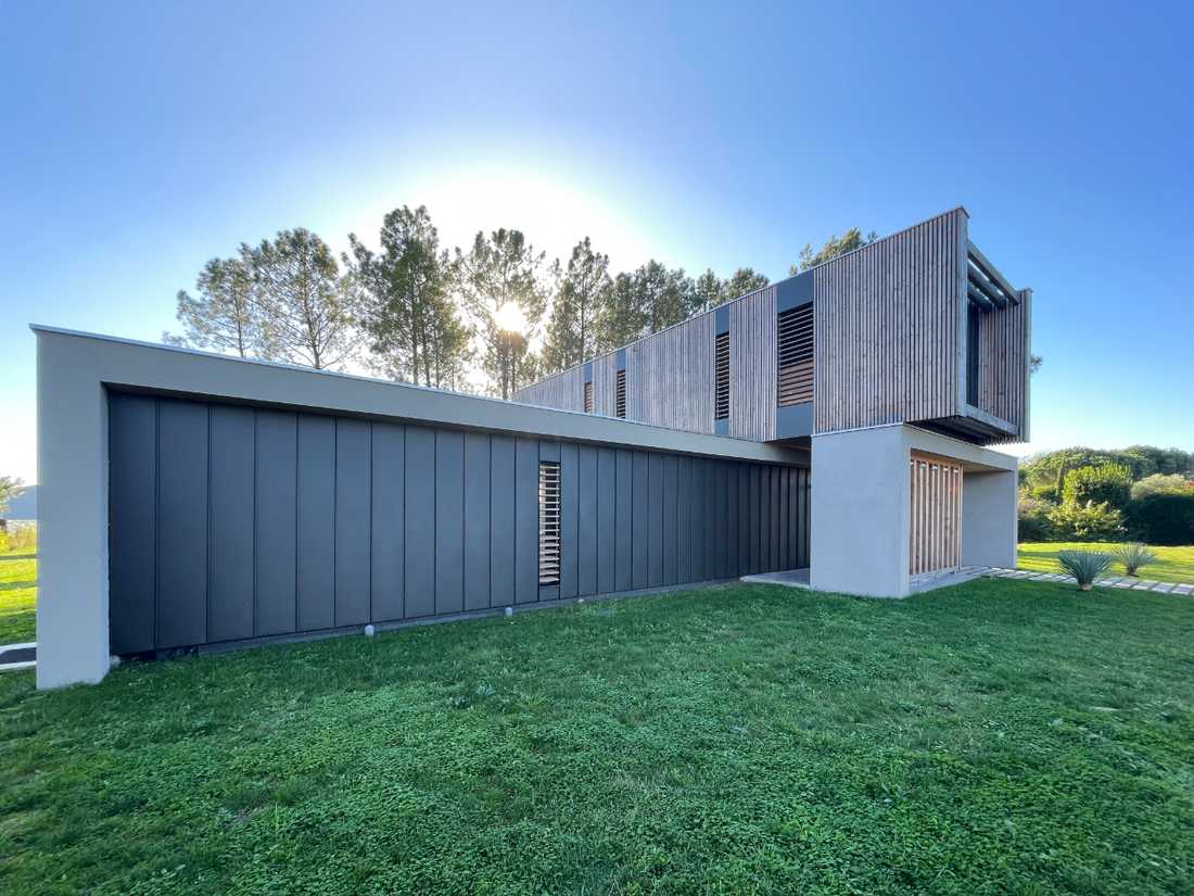 Vue arrière d'une maison contemporaine dans le village aéronautique de Biscarrosse