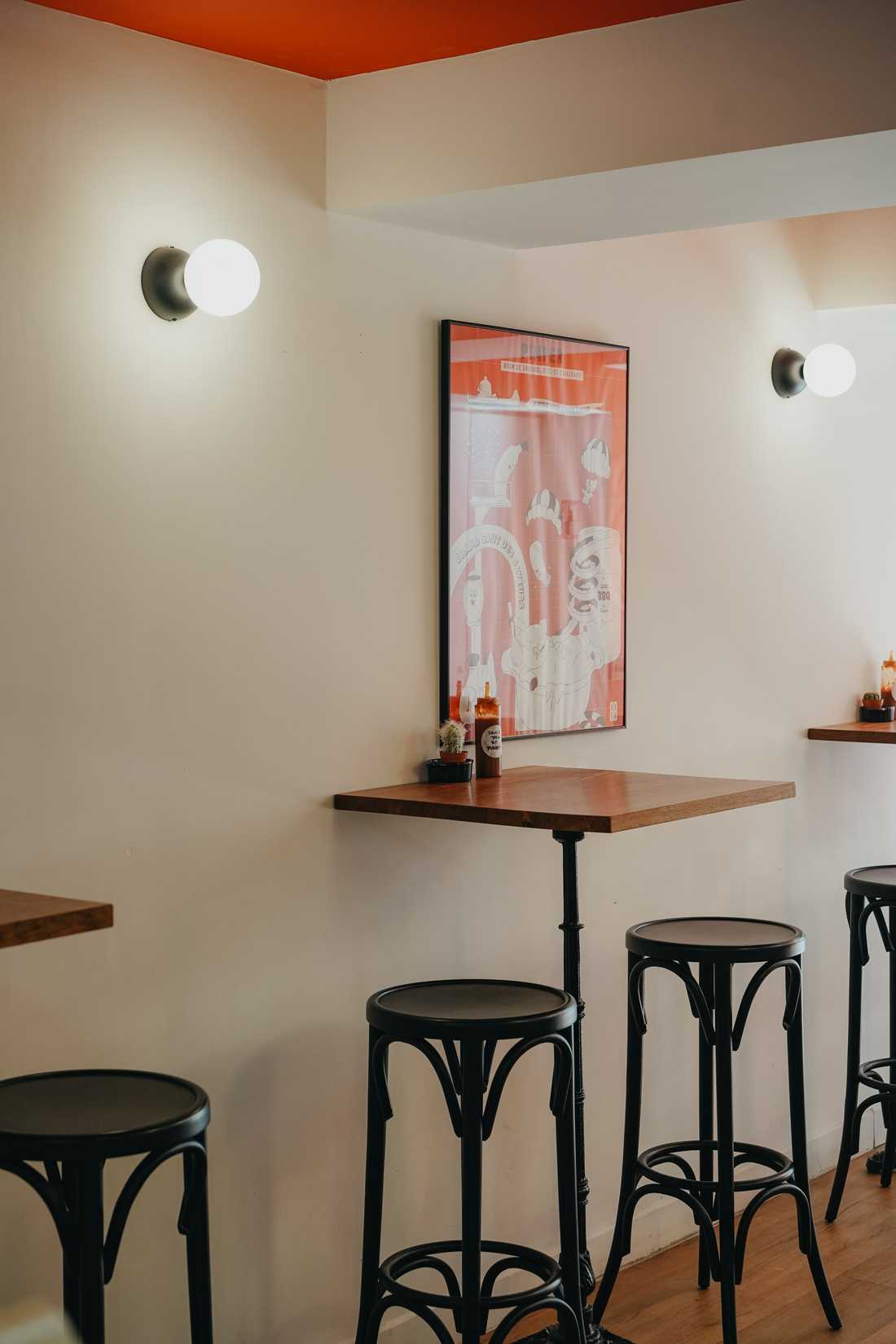 Assises hautes dans la salle de réception du restaurant