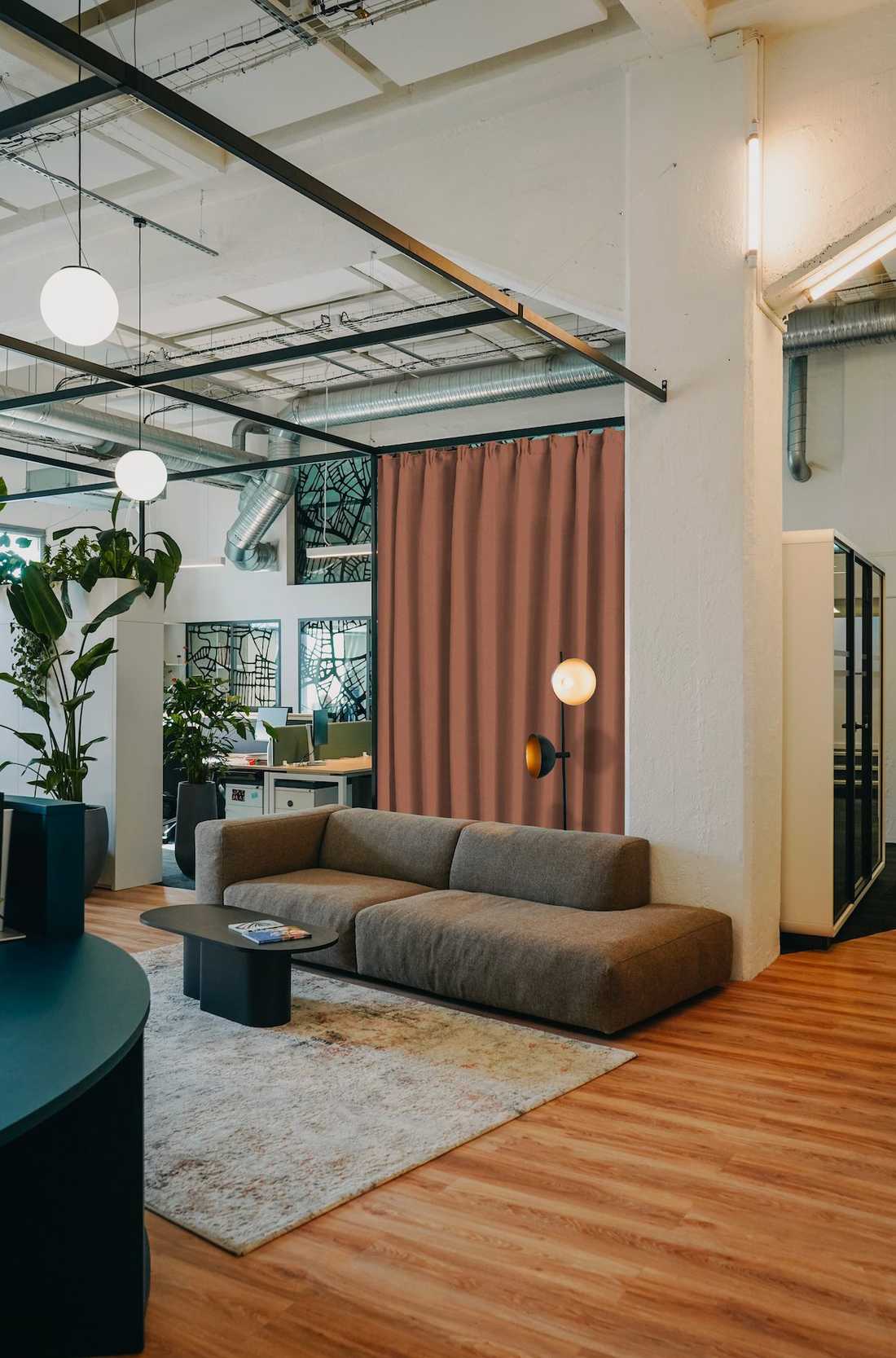 Salon d'accueil d'une entreprise aménagé par un architecte à Bordeaux