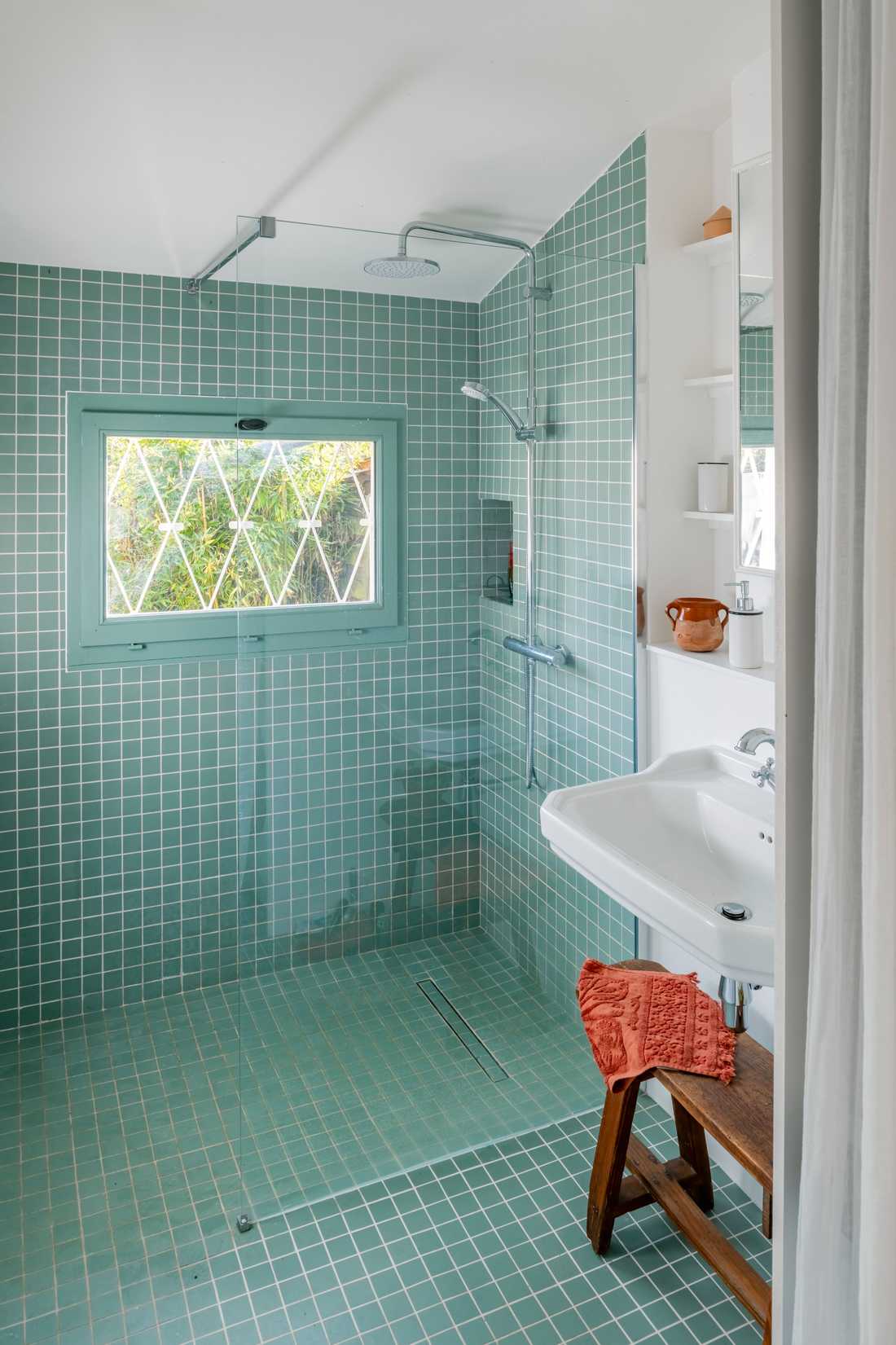 Salle de bain avec carrelage Winckelmans vert pâle et lavabo Roca Carmen