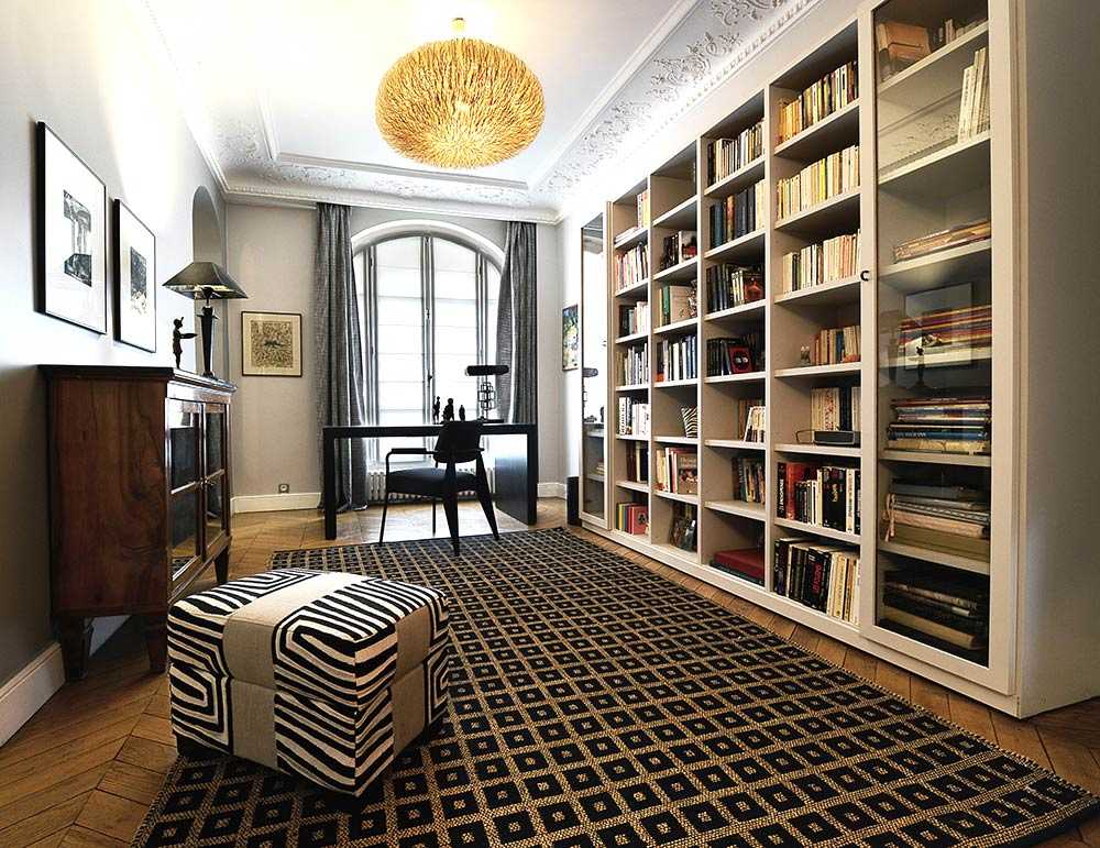 Bibliothèque sur-mesure avec cheminée dans appartement haussmannien.