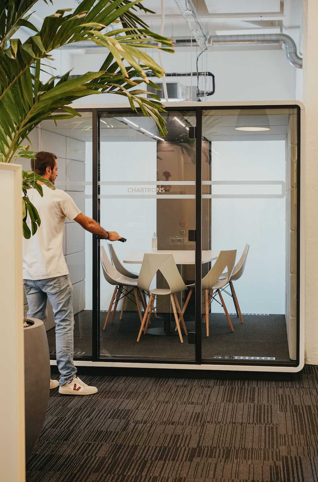 Cabines acoustiques HUSTMEET dans les bureaux d'une entreprise