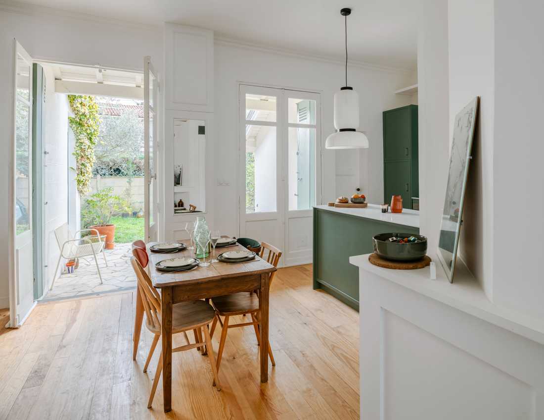 Salle-à-manger de l'échoppe ouverte sur jardin